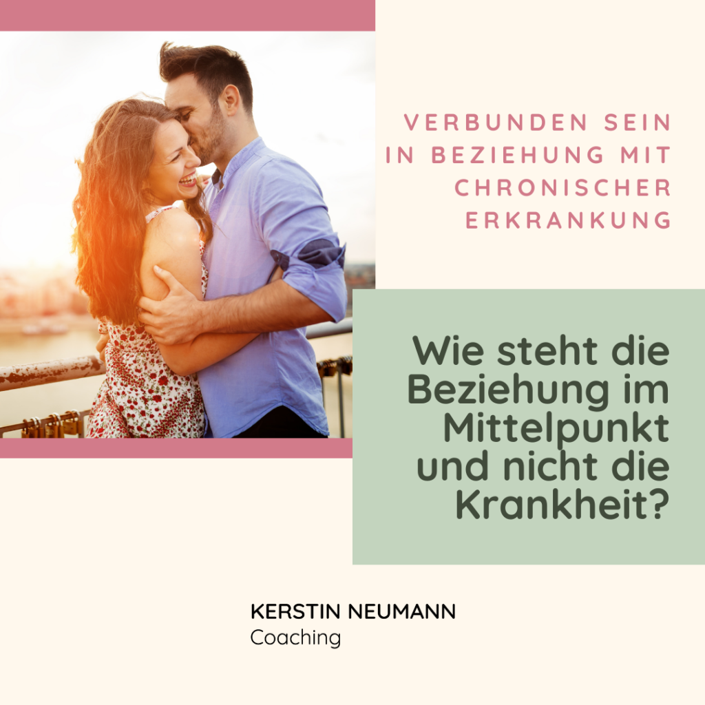 Mann und Frau umarmend, lachend am Strand. Text Wie steht die Beziehung im Mittelpunkt und nicht die Krankheit. www.kerstinneumann.de/veranstaltungen